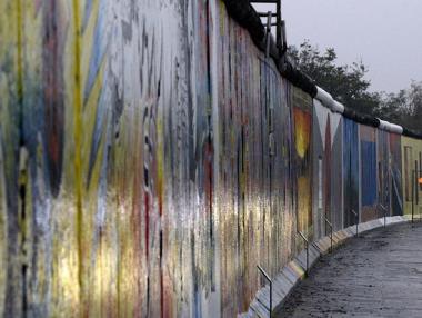 Защитават Берлинската стена с ограда от събирачите на сувенири