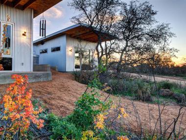 Приятели си построиха град, за да остареят заедно