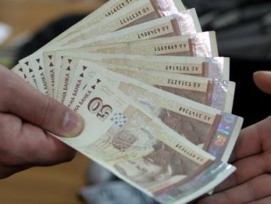 Бизнесът плаща повече на работници под 55 г., държавата – обратното