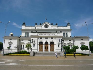 Депутатите вземат 4 заплати отгоре за бензин