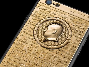 Пуснаха златен iPhone с лика на Путин и Крим