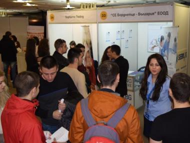 Компания за автомобилни части търси инженери и стажанти