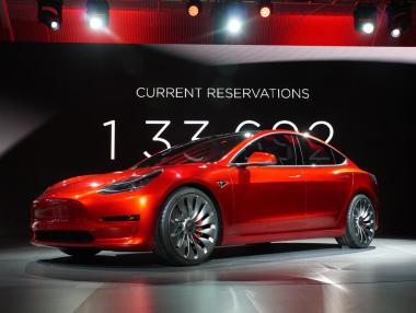 Tesla представи най-евтиния си автомобил