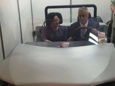 Министри тестват българска модулна е-кола