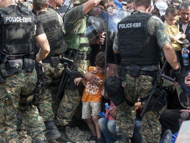 500 ранени мигранти при опит да влязат в Македония