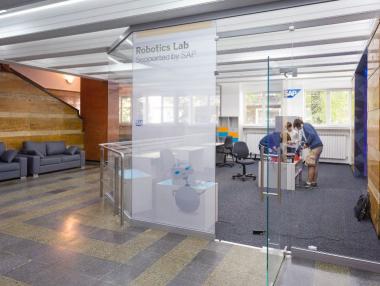 Зала за занимания с роботи беше открита в СМГ