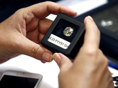 Разследват измама за $65 млн. на Световната диамантена борса