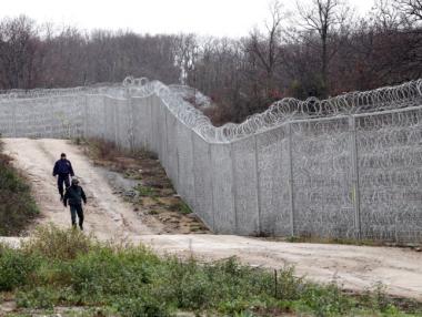 Оградата с Турция вече гони цената на магистрала