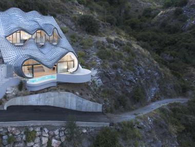 Къща на ръба на скалата