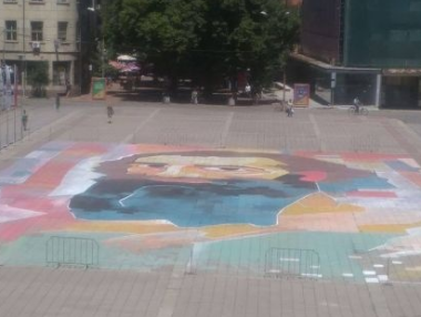 Майстора оживя на огромен портрет в български град