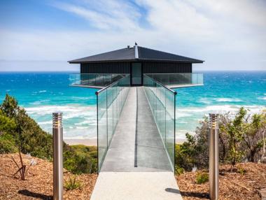 „Летяща“ къща на брега на океана