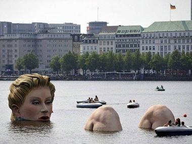 Огромна блондинка се „къпе“ в центъра на Хамбург