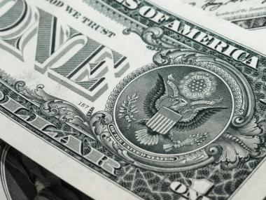 Поскъпването при долара продължава
