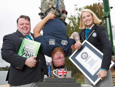 Британец потопи бисквита в чаша чай след скок от 73 метра