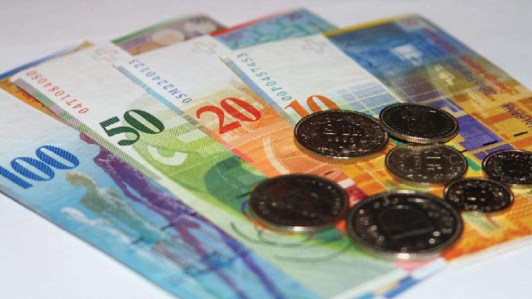 Една банка се е съгласила да смекчи условията по „швейцарските кредити“