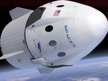 SpaceX организира туристически полет до Луната