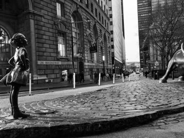 Статуя на момиче „предизвика“ бика на Уолстрийт