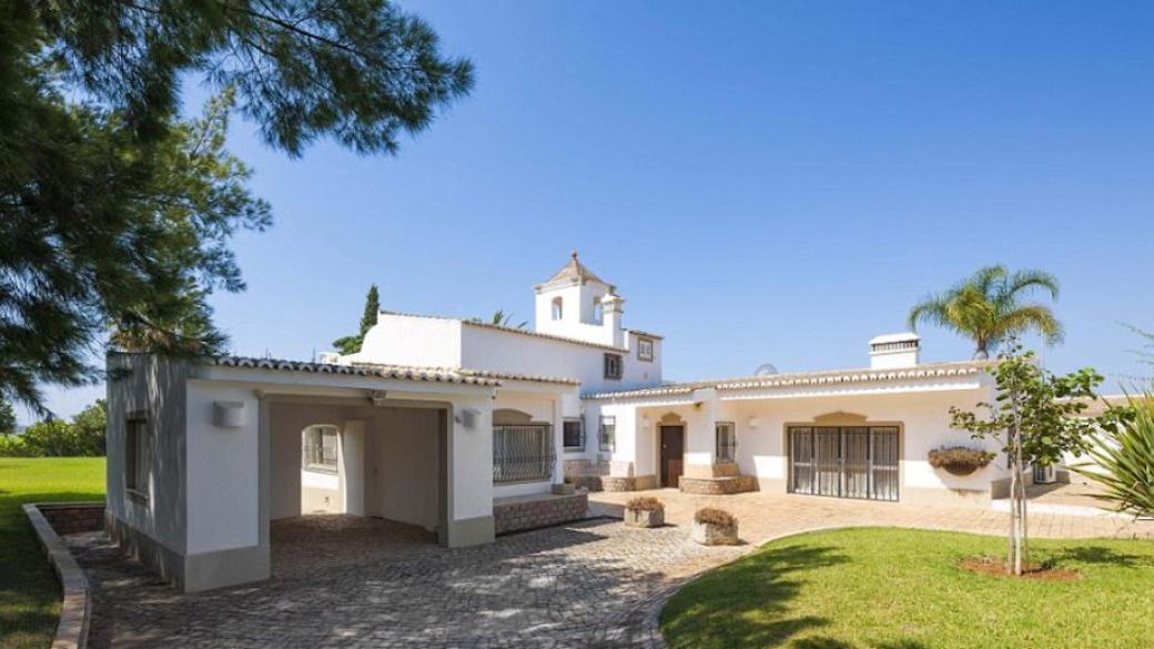 Клиф Ричард продава имение с лозя в Португалия