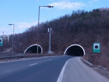 АПИ: Кабели и мазилка са паднали върху автобуса във „Витиня“