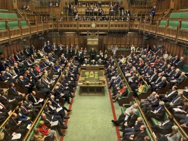 Британският парламент категорично подкрепи извънредните избори