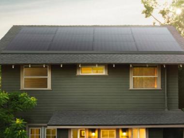 Tesla пуска по-добра версия на покривните слънчеви панели