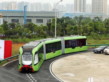 Китай пусна влак, който се движи по бели сензорни линии, вместо релси