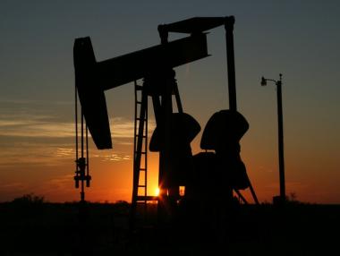 Увеличеният добив в САЩ, Либия и Нигерия събори цената на петрола