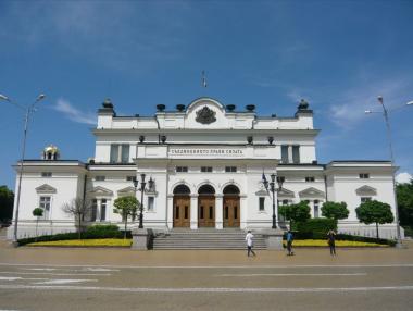 Неодобрението към парламента намалява