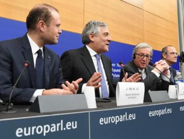 Юнкер нарече Европейския парламент „абсурден”