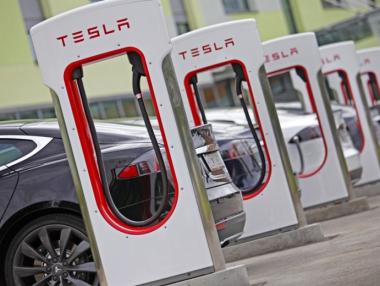 Акциите на Tesla се понижиха с 20% от последния максимум