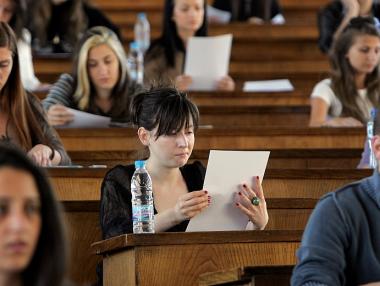 Вузове привличат студенти с джипове и лаптопи