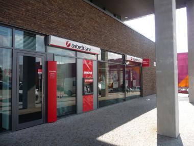 Хакери откраднаха данните на 400 хил. клиенти на UniCredit