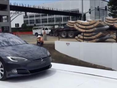 Мъск показа първо видео на асансьора за коли на Boring Company