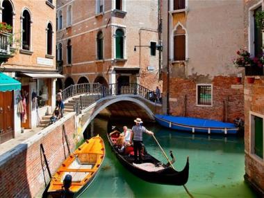 До €500 глоба във Венеция за непристойно поведение