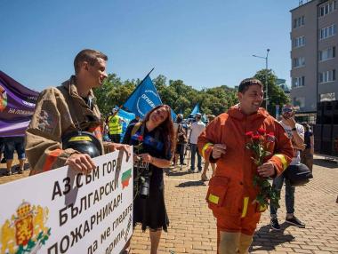 Пожарникари и полицаи пак протестираха в центъра на София
