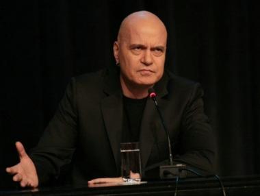 Слави започна да набира нови политици