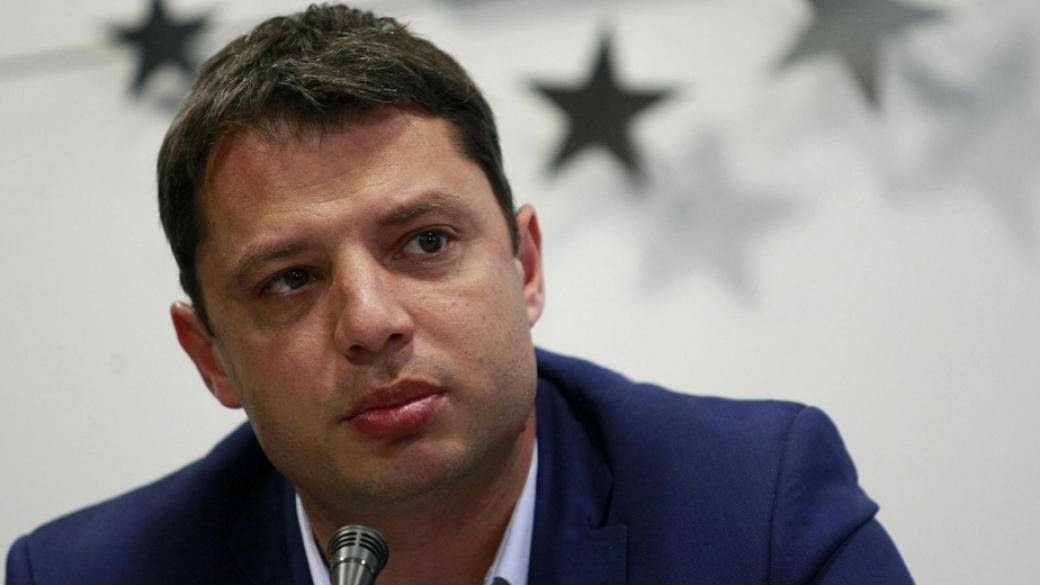 Делян Добрев депозира оставката си в деловодството на НС