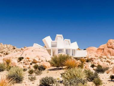Къща от контейнери в сърцето на калифорнийска пустиня