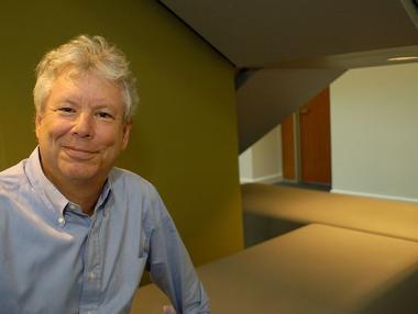 Професор, изучавал поведенческата икономика, с Нобелова награда