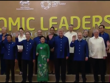 Путин и Тръмп се поздравиха на срещата във Виетнам