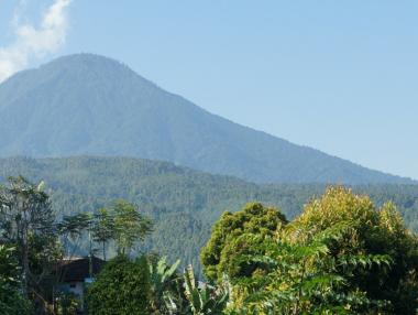 Вулканът Агунг анулира десетки полети до о. Бали