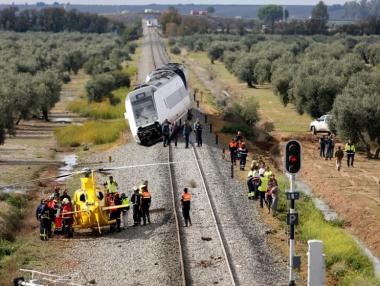 Пътнически влак дерайлира в Испания, 27 души са ранени