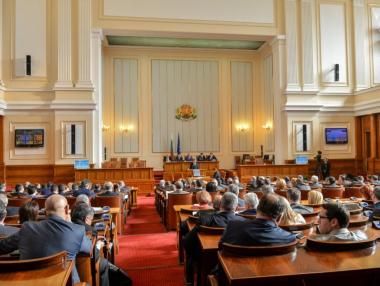 Депутатите приеха бюджетите на три министерства след 18-часово заседание