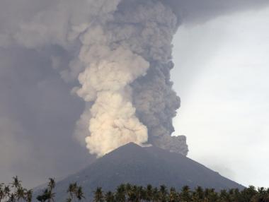 Вулканът Анунг изригна отново