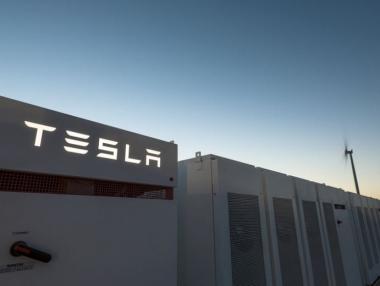 Tesla достави над 100 000 коли през 2017 за първи път в историята си
