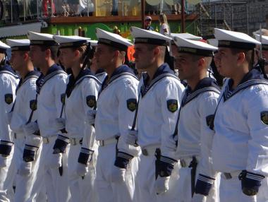 Военноморските сили търсят матроси