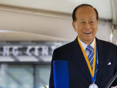 Най-богатият човек в Хонконг излиза в пенсия