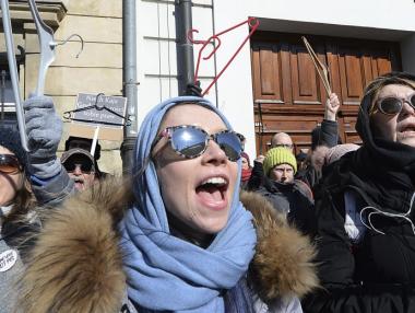 Жени протестираха срещу затягане на полското законодателство срещу абортите