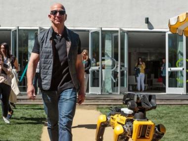 Джеф Безос разхожда куче-робот