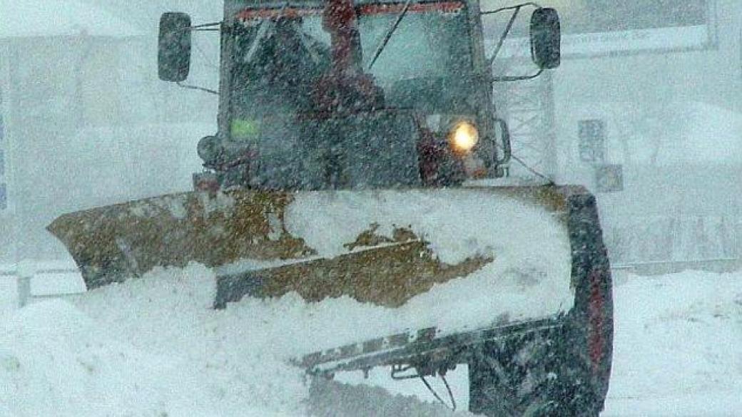 АПИ: Близо 440 снегопочистващи машини обработват пътните настилки